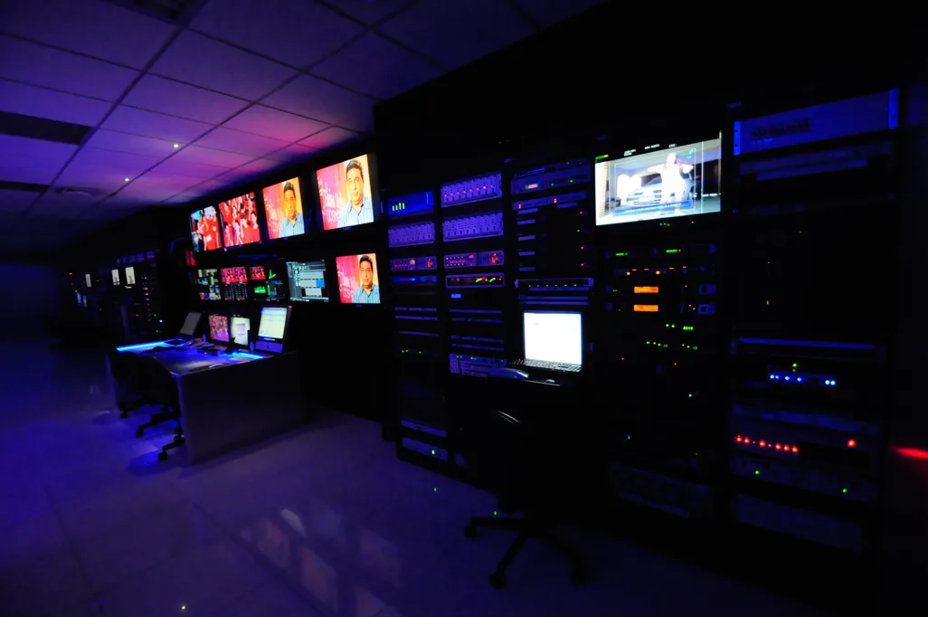 Ambiente de controle técnico da RedeTV!
